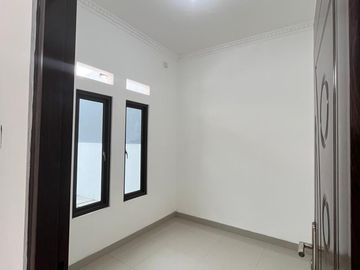 DIJUAL RUMAH MURAH DI SENOPATI ESTATE DEKAT DENGAN SPBU,BEKASI