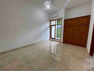 disewakan rumah 5br parkiran luas bisa untuk kantor lokasi kemang ampera