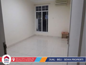 Sewa Rumah Metland Menteng, 2 Rumah Jadi 1, LT 180m², 3 KT 2 KM, Semi Furnish