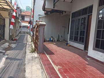 Rumah Asri dan Tenang di Kawasan Pemukiman Derah Rawasari Jakarta Pusat. Bangunan Rumah Perlu Renovasi , Lokasi Sangat Strategis Sekali