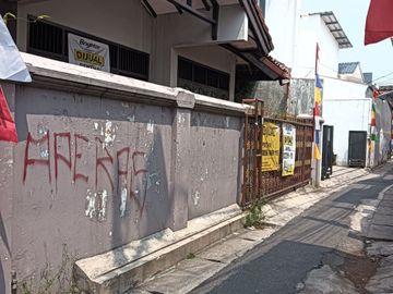 Rumah Asri dan Tenang di Kawasan Pemukiman Derah Rawasari Jakarta Pusat. Bangunan Rumah Perlu Renovasi , Lokasi Sangat Strategis Sekali