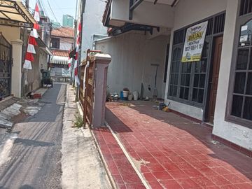 Rumah Asri dan Tenang di Kawasan Pemukiman Derah Rawasari Jakarta Pusat. Bangunan Rumah Perlu Renovasi , Lokasi Sangat Strategis Sekali
