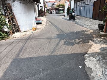 Rumah Asri dan Tenang di Kawasan Pemukiman Derah Rawasari Jakarta Pusat. Bangunan Rumah Perlu Renovasi , Lokasi Sangat Strategis Sekali