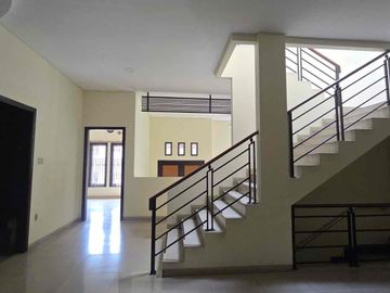 Disewakan Rumah 3 Lantai Bagus Terawat Di Sunter Garden - Jakarta Utara