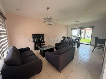 Renta Casa Amueblada en Colinas del Mirador 3 Recamaras 3 Baños Jardin Seguridad