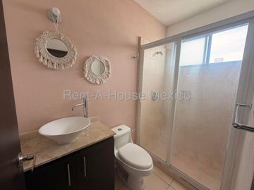 Renta Casa Amueblada en Colinas del Mirador 3 Recamaras 3 Baños Jardin Seguridad