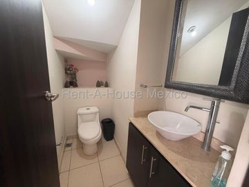 Renta Casa Amueblada en Colinas del Mirador 3 Recamaras 3 Baños Jardin Seguridad