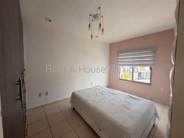 Renta Casa Amueblada en Colinas del Mirador 3 Recamaras 3 Baños Jardin Seguridad