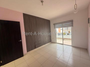 Renta Casa Amueblada en Colinas del Mirador 3 Recamaras 3 Baños Jardin Seguridad