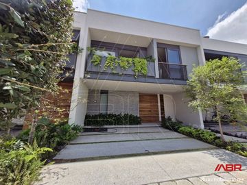 CASA PREVENTA EN FRENTE DEL PARQUE METROPOLITANO