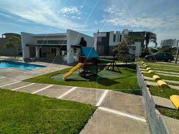 CASA PREVENTA EN FRENTE DEL PARQUE METROPOLITANO