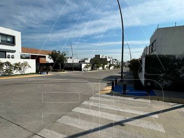 CASA PREVENTA EN FRENTE DEL PARQUE METROPOLITANO