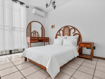 CASA EN PUERTO VALLARTA, SUPER AMPLIA, ACABADOS DE LUJO, CUENTA CON TODOS LOS SERVICIOS Y AMENIDADES.