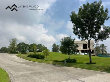 Terreno en Venta Lomas Acueducto - Av. Juan Palomar y Arias y Av. Universidad.
