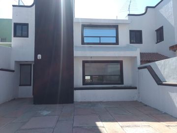 CASA EN RENTA AMPLIA EN FRACC TEJEDA