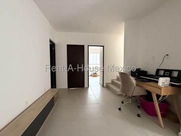 Casa de tres recamaras en renta en Zibatá, Querétaro