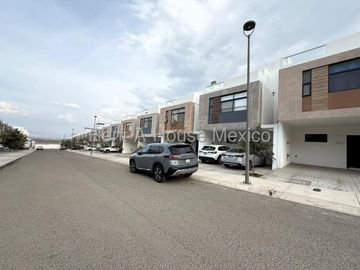 Casa de tres recamaras en renta en Zibatá, Querétaro