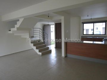 Renta| Casa en Esquina con 3 recamaras y Amenidades |El Refugio