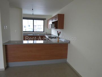 Renta| Casa en Esquina con 3 recamaras y Amenidades |El Refugio