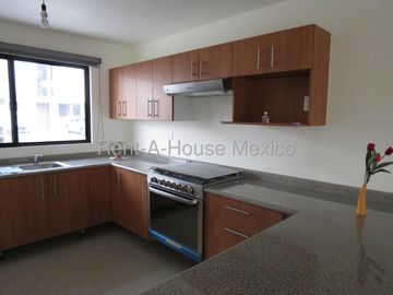 Renta| Casa en Esquina con 3 recamaras y Amenidades |El Refugio