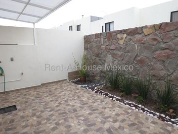 Renta| Casa en Esquina con 3 recamaras y Amenidades |El Refugio