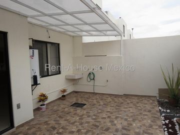 Renta| Casa en Esquina con 3 recamaras y Amenidades |El Refugio