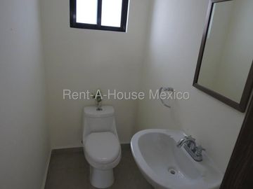 Renta| Casa en Esquina con 3 recamaras y Amenidades |El Refugio