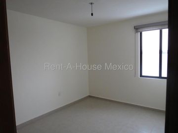 Renta| Casa en Esquina con 3 recamaras y Amenidades |El Refugio