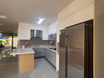 FOR LEASE – LUXURIOUS 5-BEDROOM HOUSE