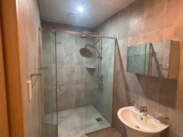 FOR LEASE – LUXURIOUS 5-BEDROOM HOUSE