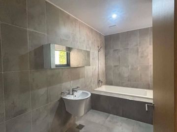FOR LEASE – LUXURIOUS 5-BEDROOM HOUSE