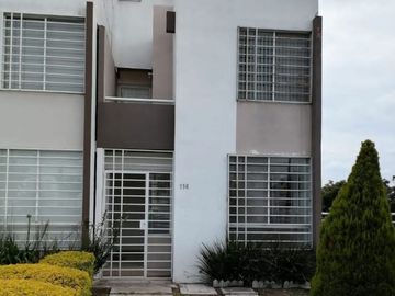 Casa en RENTA en Fracc . Puerta Navarra, Qro. | 3 niveles, 3 recámaras y excelente ubicación en esquina