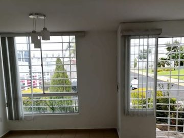 Casa en RENTA en Fracc . Puerta Navarra, Qro. | 3 niveles, 3 recámaras y excelente ubicación en esquina