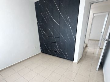 Casa en RENTA en Fracc . Puerta Navarra, Qro. | 3 niveles, 3 recámaras y excelente ubicación en esquina