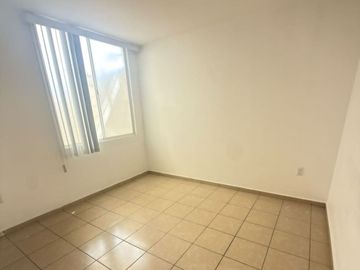 Casa en RENTA en Fracc . Puerta Navarra, Qro. | 3 niveles, 3 recámaras y excelente ubicación en esquina