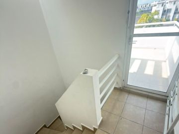 Casa en RENTA en Fracc . Puerta Navarra, Qro. | 3 niveles, 3 recámaras y excelente ubicación en esquina