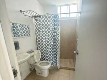 Casa en RENTA en Fracc . Puerta Navarra, Qro. | 3 niveles, 3 recámaras y excelente ubicación en esquina