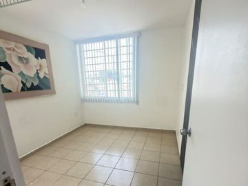 Casa en RENTA en Fracc . Puerta Navarra, Qro. | 3 niveles, 3 recámaras y excelente ubicación en esquina