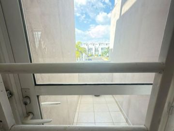 Casa en RENTA en Fracc . Puerta Navarra, Qro. | 3 niveles, 3 recámaras y excelente ubicación en esquina