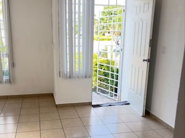 Casa en RENTA en Fracc . Puerta Navarra, Qro. | 3 niveles, 3 recámaras y excelente ubicación en esquina