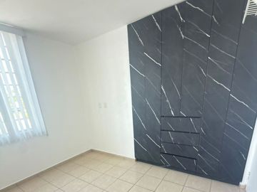 Casa en RENTA en Fracc . Puerta Navarra, Qro. | 3 niveles, 3 recámaras y excelente ubicación en esquina