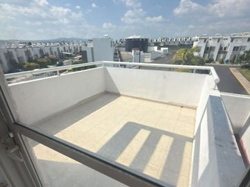 Casa en RENTA en Fracc . Puerta Navarra, Qro. | 3 niveles, 3 recámaras y excelente ubicación en esquina