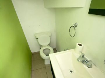 Casa en RENTA en Fracc . Puerta Navarra, Qro. | 3 niveles, 3 recámaras y excelente ubicación en esquina