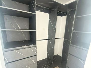 Casa en RENTA en Fracc . Puerta Navarra, Qro. | 3 niveles, 3 recámaras y excelente ubicación en esquina