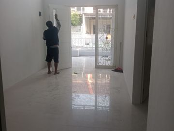 DIJUAL MURAH  RUMAH BARU SIAP HUNI Greenlake Wonorejo Kecamatan Rungkut, Surabaya Timur Dekat Kampus UPN. Tol Tambak Sumur, Bandara Juanda