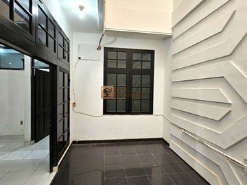 Disewakan Rumah Taman Harapan Indah Jelambar 2,5 Lantai Full Bangunan 4+2 KT | LT 165m² | LB 198m² | Parkir 2 Mobil