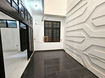 Disewakan Rumah Taman Harapan Indah Jelambar 2,5 Lantai Full Bangunan 4+2 KT | LT 165m² | LB 198m² | Parkir 2 Mobil