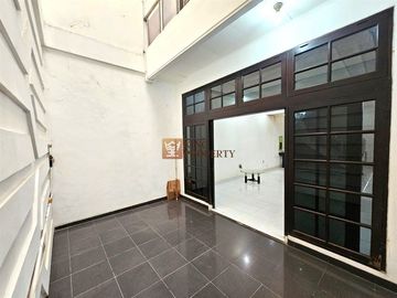 Disewakan Rumah Taman Harapan Indah Jelambar 2,5 Lantai Full Bangunan 4+2 KT | LT 165m² | LB 198m² | Parkir 2 Mobil