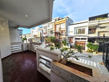Disewakan Rumah Taman Harapan Indah Jelambar 2,5 Lantai Full Bangunan 4+2 KT | LT 165m² | LB 198m² | Parkir 2 Mobil
