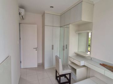 DISEWAKAN RUMAH AMARILLO VILLAGE POSISI HOOK BAGUS DAN RAPIH DI GADING SERPONG